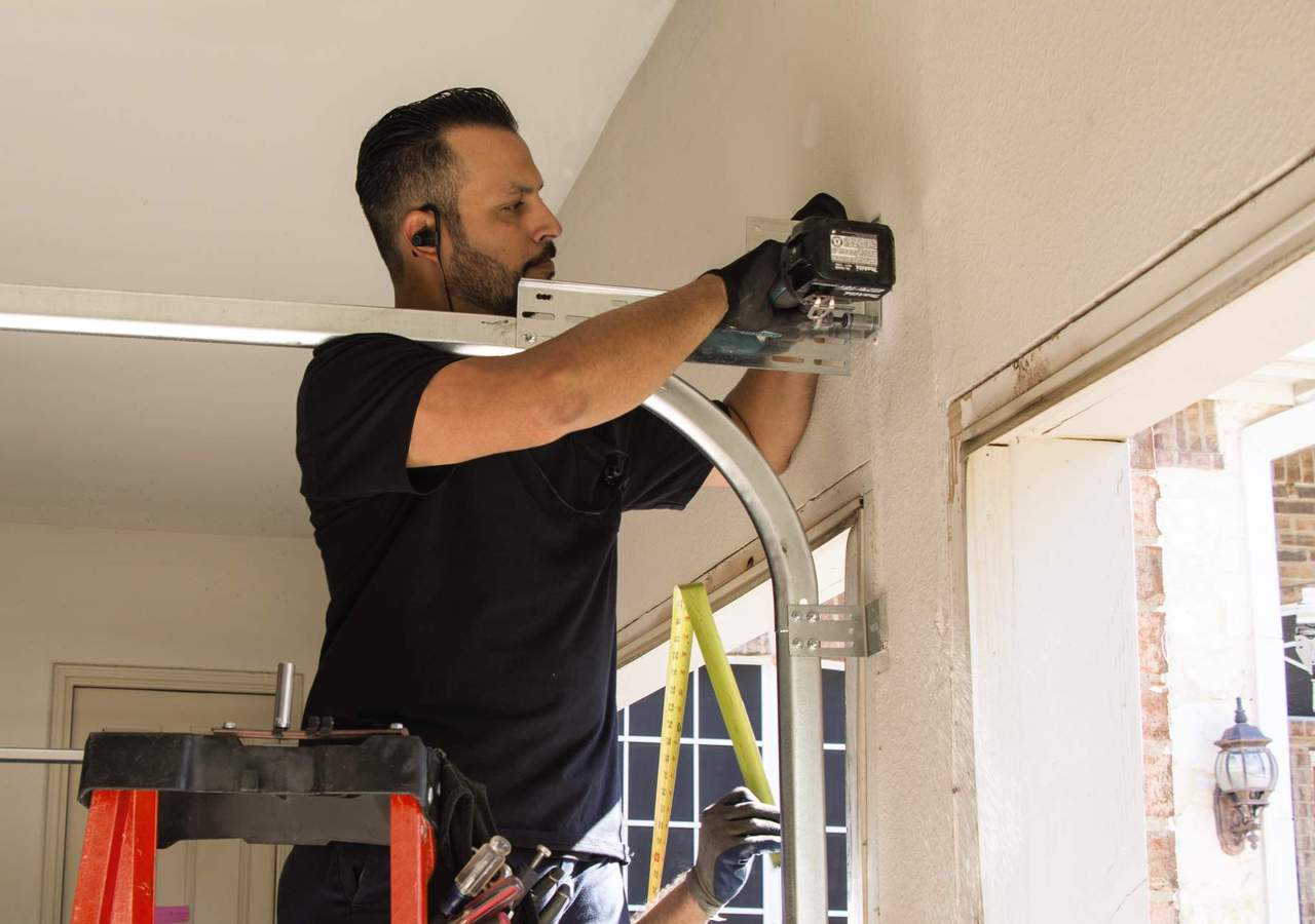 Professional Garage Door Repair Service in Peoria, AZ